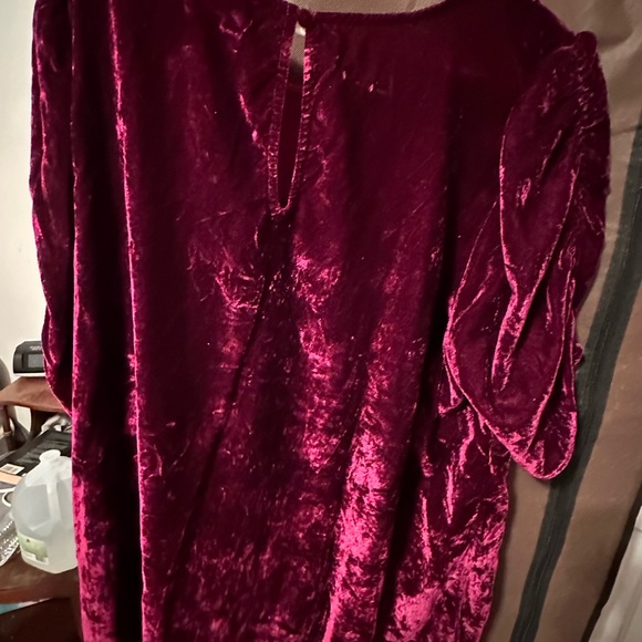 Maroon crushed velvet blouse from Torrid. Size 2 - Picture 4 of 4